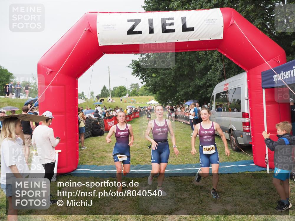 21.06.2025 - 27. Vierlanden-Triathlon MichiJ http://msf.ph/oto/8040540 15.06.2026 13:25:21 Ziel 1065, 1066, 1067 meine-sportfotos.de