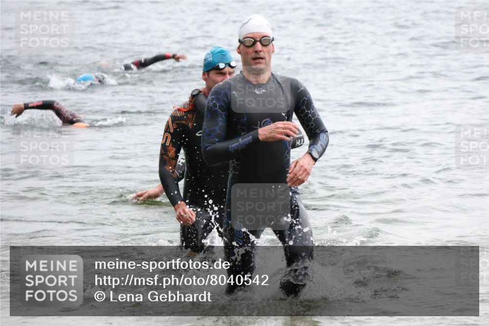 21.06.2025 - 27. Vierlanden-Triathlon Lena Gebhardt http://msf.ph/oto/8040542 15.06.2025 12:56:23 Schwimmen 1101, 1106, 1149, 1159 meine-sportfotos.de
