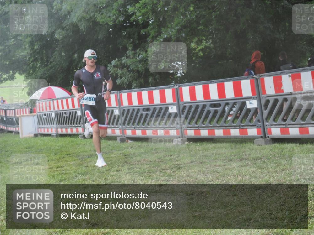 21.06.2025 - 27. Vierlanden-Triathlon KatJ http://msf.ph/oto/8040543 15.06.2025 14:28:11 Ziel 1260 meine-sportfotos.de