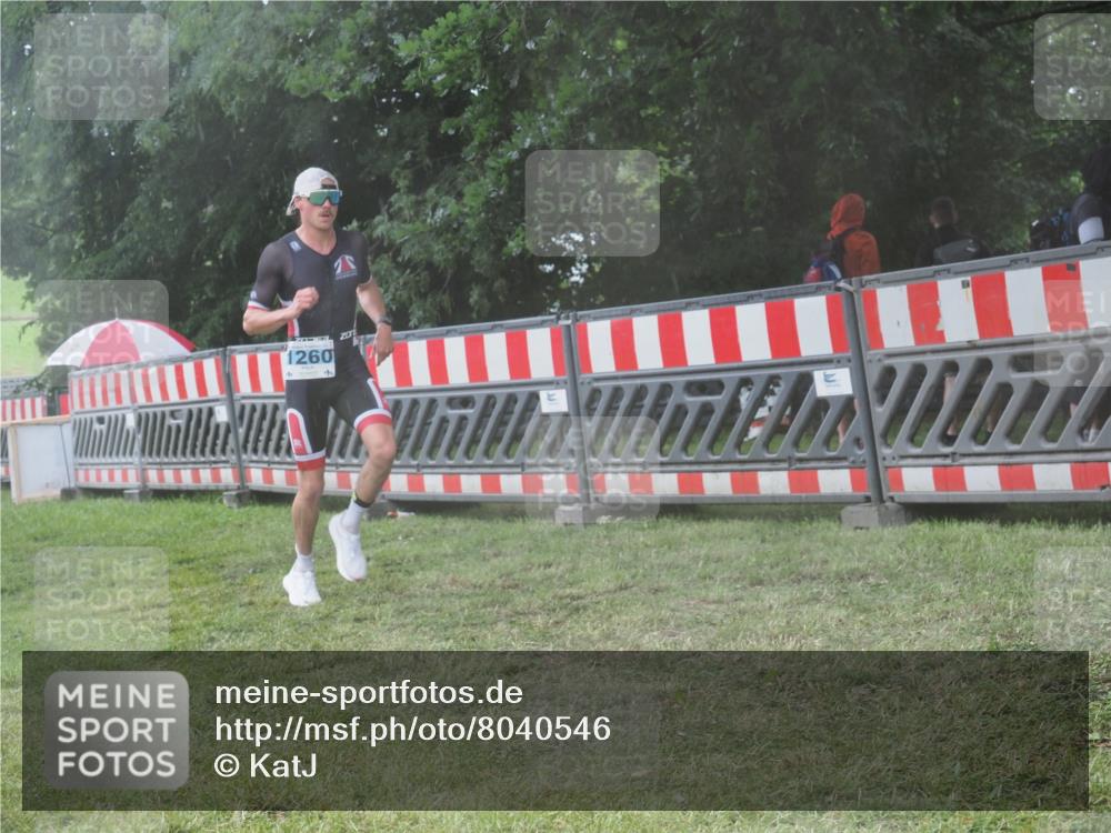 21.06.2025 - 27. Vierlanden-Triathlon KatJ http://msf.ph/oto/8040546 15.06.2025 14:28:11 Ziel 1260 meine-sportfotos.de
