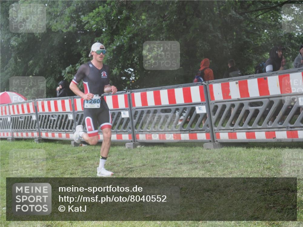 21.06.2025 - 27. Vierlanden-Triathlon KatJ http://msf.ph/oto/8040552 15.06.2025 14:28:11 Ziel 1260 meine-sportfotos.de