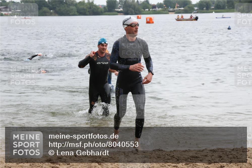 21.06.2025 - 27. Vierlanden-Triathlon Lena Gebhardt http://msf.ph/oto/8040553 15.06.2025 12:56:25 Schwimmen 1101, 1106, 1149, 1152, 1159 meine-sportfotos.de