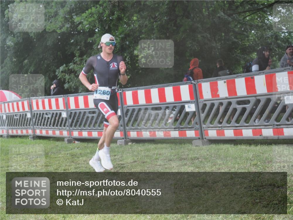 21.06.2025 - 27. Vierlanden-Triathlon KatJ http://msf.ph/oto/8040555 15.06.2025 14:28:11 Ziel 1260 meine-sportfotos.de