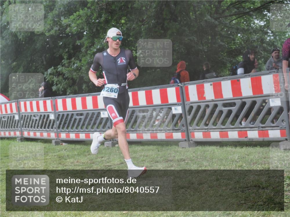 21.06.2025 - 27. Vierlanden-Triathlon KatJ http://msf.ph/oto/8040557 15.06.2025 14:28:11 Ziel 1260 meine-sportfotos.de
