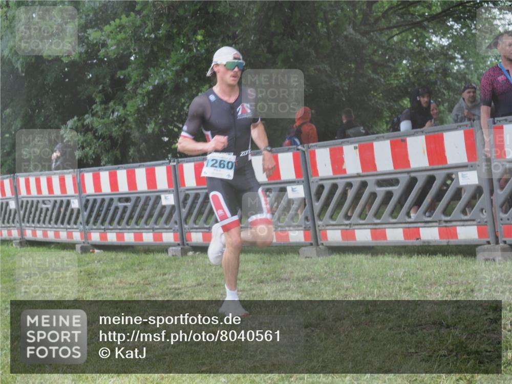 21.06.2025 - 27. Vierlanden-Triathlon KatJ http://msf.ph/oto/8040561 15.06.2025 14:28:12 Ziel 1260 meine-sportfotos.de
