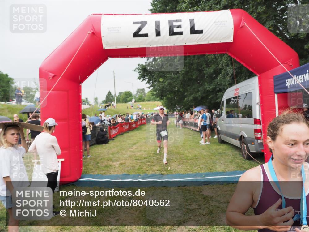 21.06.2025 - 27. Vierlanden-Triathlon MichiJ http://msf.ph/oto/8040562 15.06.2026 13:25:25 Ziel 658, 1065, 1066, 1067 meine-sportfotos.de