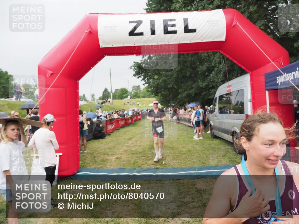 21.06.2025 - 27. Vierlanden-Triathlon MichiJ http://msf.ph/oto/8040570 15.06.2026 13:25:25 Ziel 658, 1065, 1066, 1067 meine-sportfotos.de