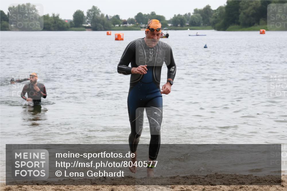 21.06.2025 - 27. Vierlanden-Triathlon Lena Gebhardt http://msf.ph/oto/8040577 15.06.2025 12:56:31 Schwimmen 1099, 1106, 1113, 1122, 1149, 1152, 1159 meine-sportfotos.de