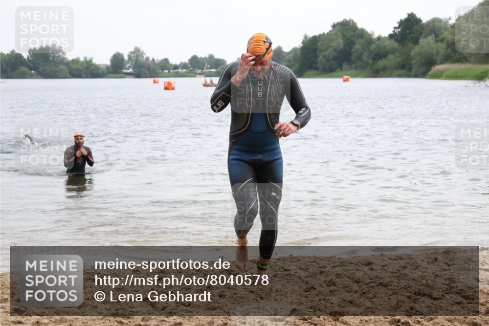 21.06.2025 - 27. Vierlanden-Triathlon Lena Gebhardt http://msf.ph/oto/8040578 15.06.2025 12:56:32 Schwimmen 1099, 1106, 1113, 1122, 1149, 1152, 1159 meine-sportfotos.de