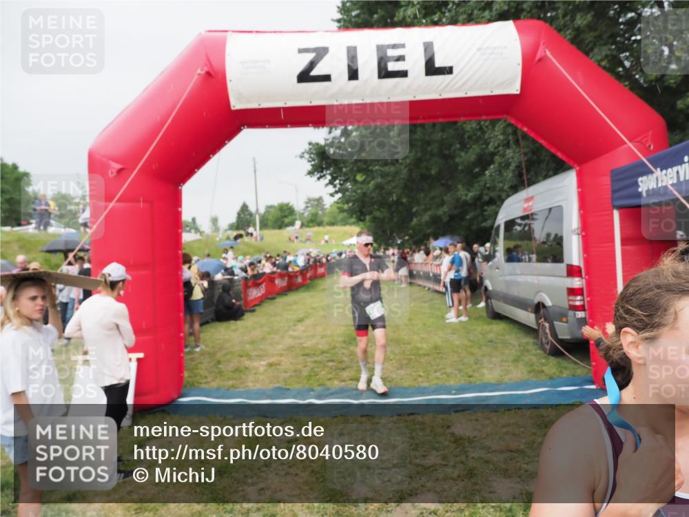21.06.2025 - 27. Vierlanden-Triathlon MichiJ http://msf.ph/oto/8040580 15.06.2026 13:25:26 Ziel 658, 1065, 1066, 1067 meine-sportfotos.de