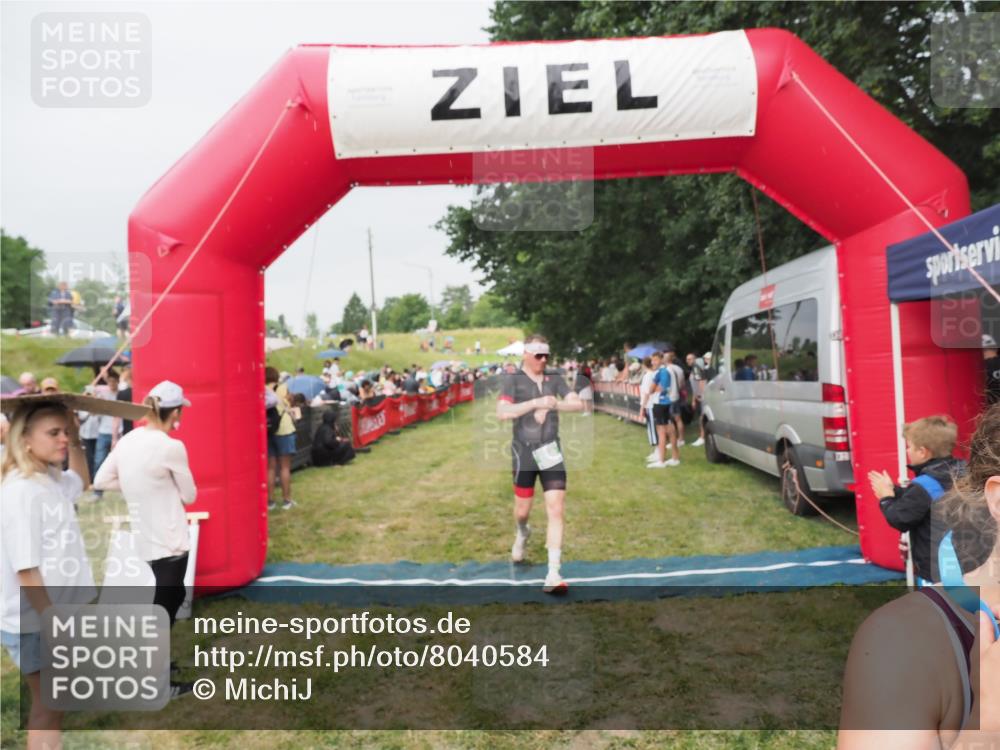21.06.2025 - 27. Vierlanden-Triathlon MichiJ http://msf.ph/oto/8040584 15.06.2026 13:25:26 Ziel 658, 1065, 1066, 1067 meine-sportfotos.de