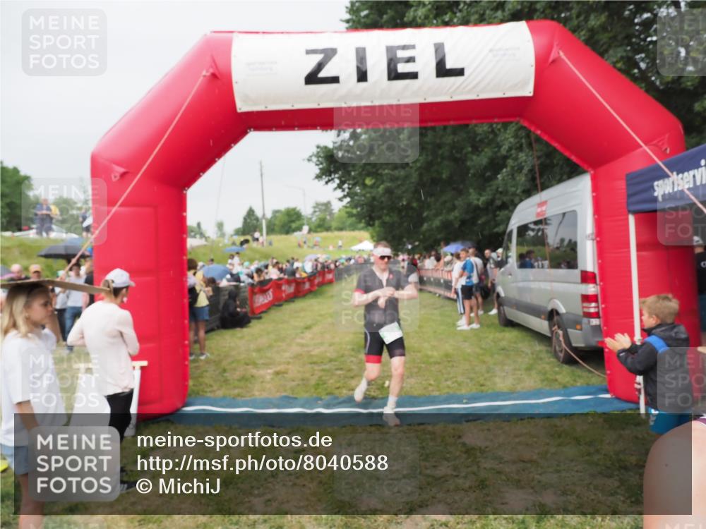 21.06.2025 - 27. Vierlanden-Triathlon MichiJ http://msf.ph/oto/8040588 15.06.2026 13:25:26 Ziel 658, 1065, 1066, 1067 meine-sportfotos.de