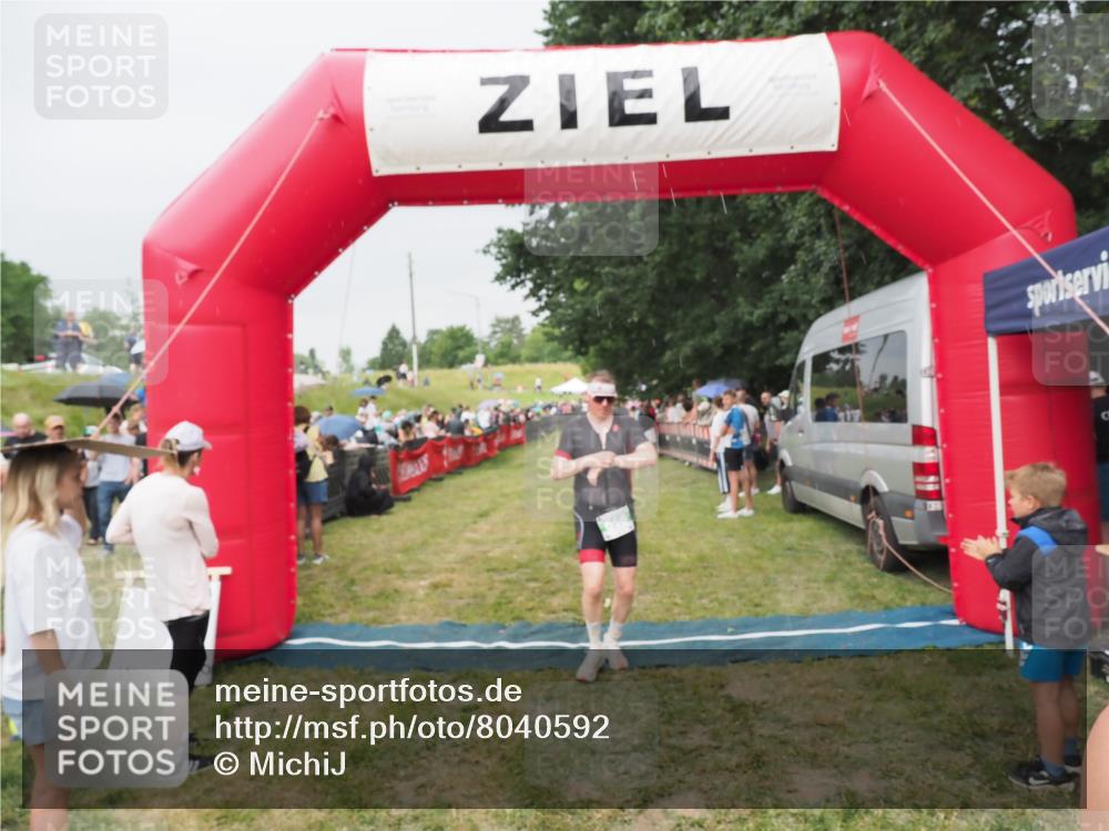21.06.2025 - 27. Vierlanden-Triathlon MichiJ http://msf.ph/oto/8040592 15.06.2026 13:25:26 Ziel 658, 1065, 1066, 1067 meine-sportfotos.de