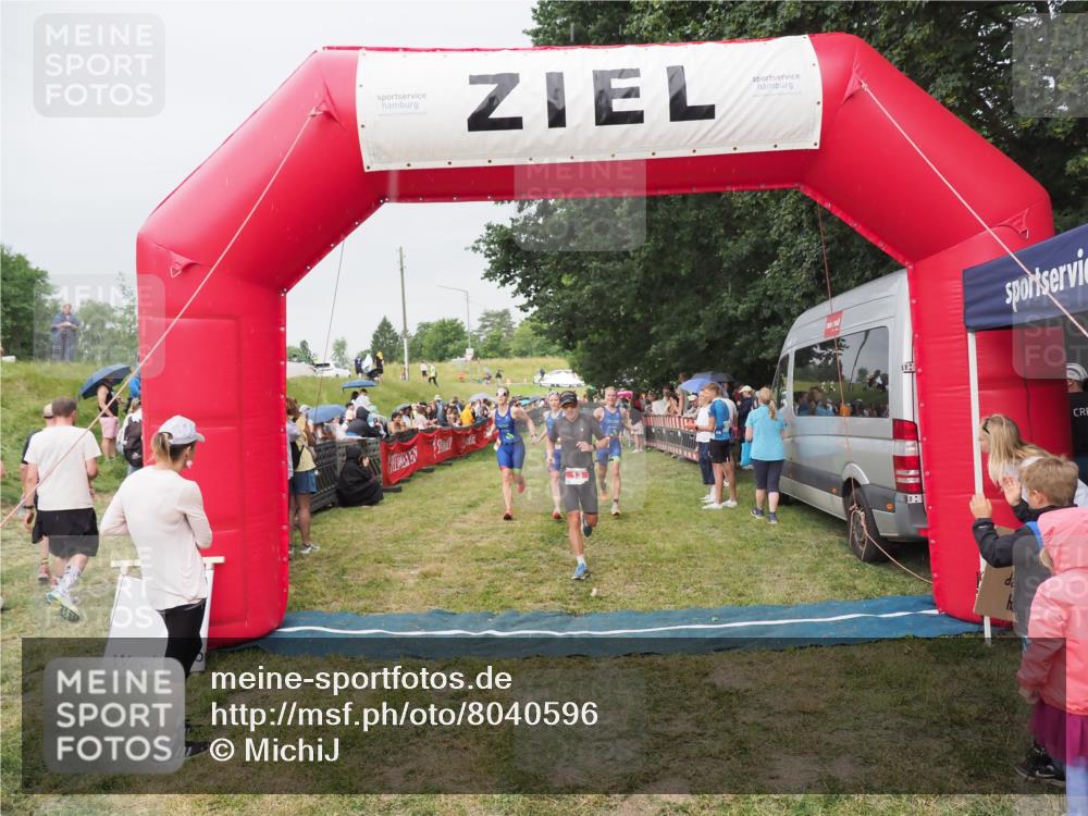 21.06.2025 - 27. Vierlanden-Triathlon MichiJ http://msf.ph/oto/8040596 15.06.2026 13:25:50 Ziel 13, 1053, 1054, 1055 meine-sportfotos.de