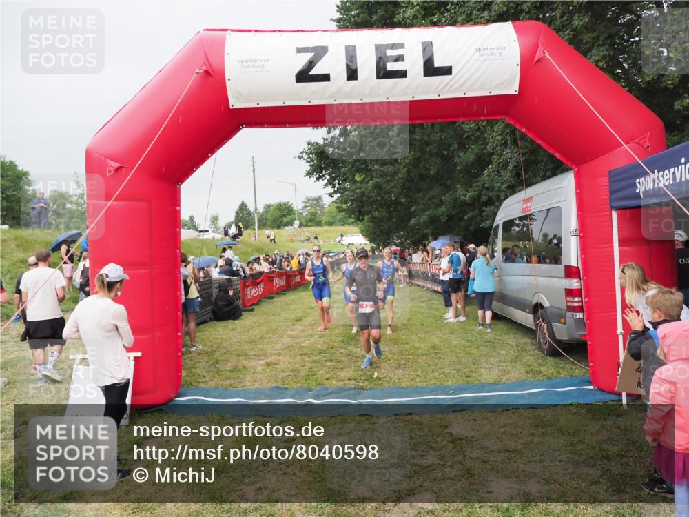 21.06.2025 - 27. Vierlanden-Triathlon MichiJ http://msf.ph/oto/8040598 15.06.2026 13:25:50 Ziel 13, 1053, 1054, 1055 meine-sportfotos.de