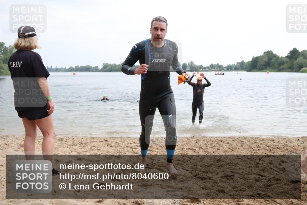 21.06.2025 - 27. Vierlanden-Triathlon Lena Gebhardt http://msf.ph/oto/8040600 15.06.2025 12:56:37 Schwimmen 1099, 1106, 1113, 1122, 1149, 1152, 1159 meine-sportfotos.de