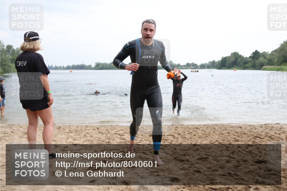 21.06.2025 - 27. Vierlanden-Triathlon Lena Gebhardt http://msf.ph/oto/8040601 15.06.2025 12:56:37 Schwimmen 1099, 1106, 1113, 1122, 1149, 1152, 1159 meine-sportfotos.de
