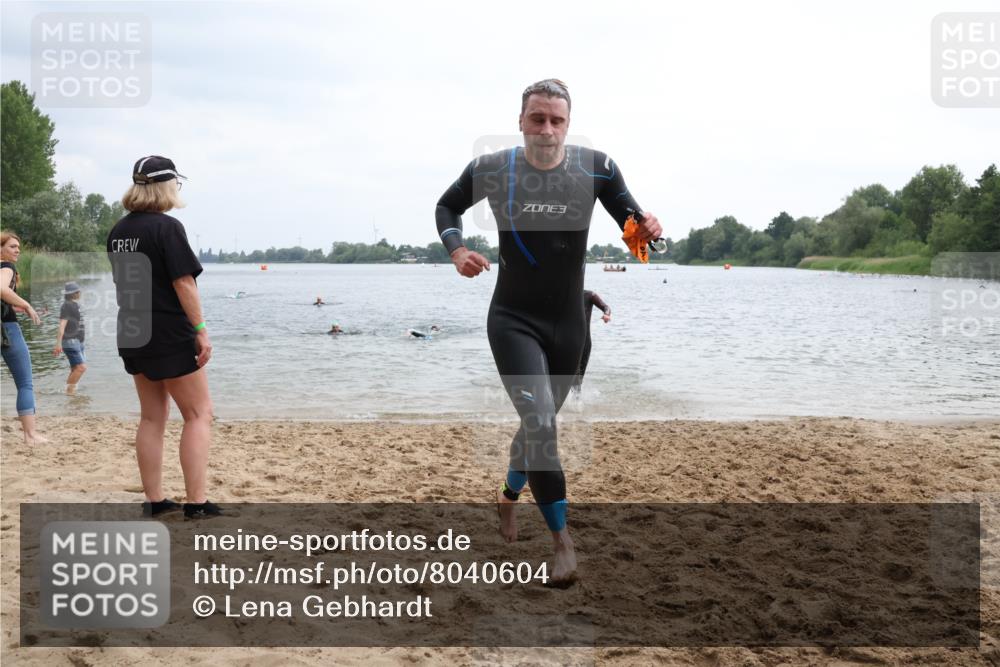 21.06.2025 - 27. Vierlanden-Triathlon Lena Gebhardt http://msf.ph/oto/8040604 15.06.2025 12:56:37 Schwimmen 1099, 1106, 1113, 1122, 1149, 1152, 1159 meine-sportfotos.de