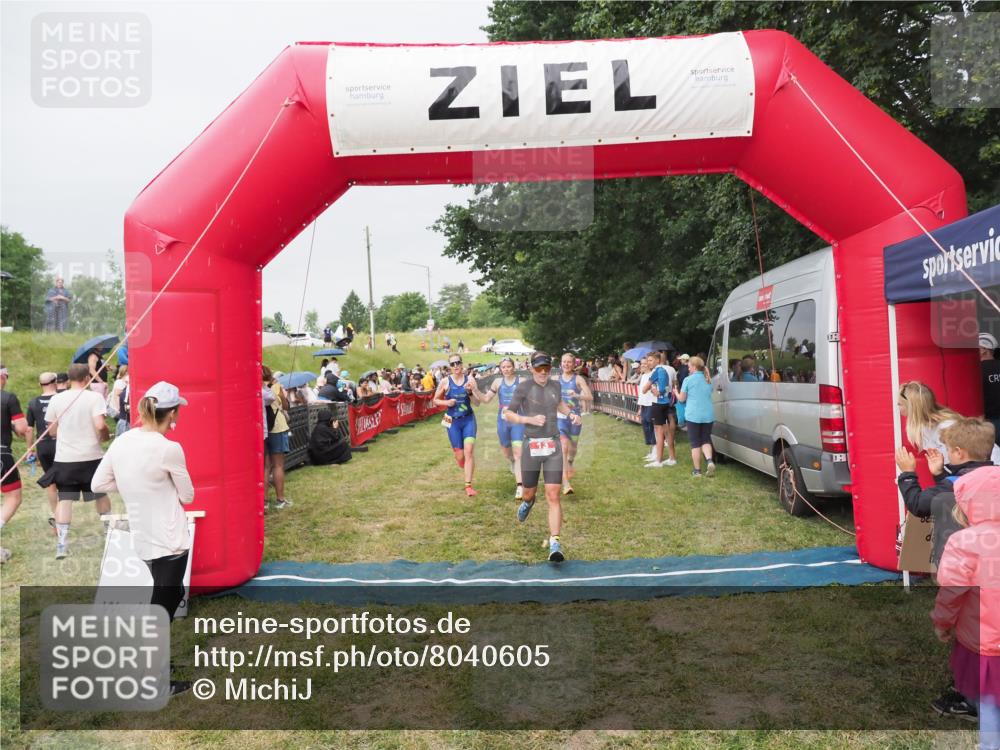 21.06.2025 - 27. Vierlanden-Triathlon MichiJ http://msf.ph/oto/8040605 15.06.2026 13:25:50 Ziel 13, 1053, 1054, 1055 meine-sportfotos.de