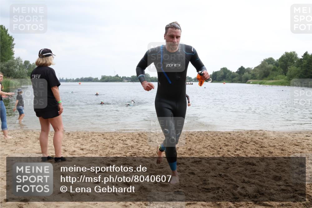 21.06.2025 - 27. Vierlanden-Triathlon Lena Gebhardt http://msf.ph/oto/8040607 15.06.2025 12:56:38 Schwimmen 1099, 1106, 1113, 1122, 1152, 1159 meine-sportfotos.de