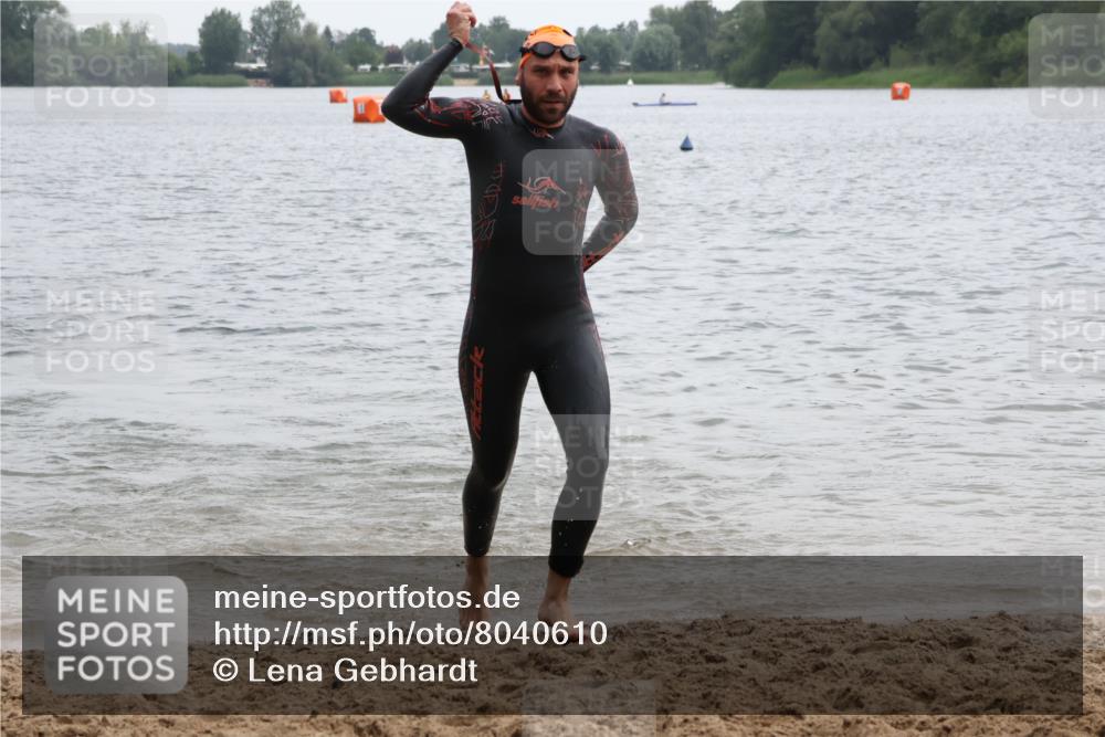 21.06.2025 - 27. Vierlanden-Triathlon Lena Gebhardt http://msf.ph/oto/8040610 15.06.2025 12:56:38 Schwimmen 1099, 1106, 1113, 1122, 1152, 1159 meine-sportfotos.de