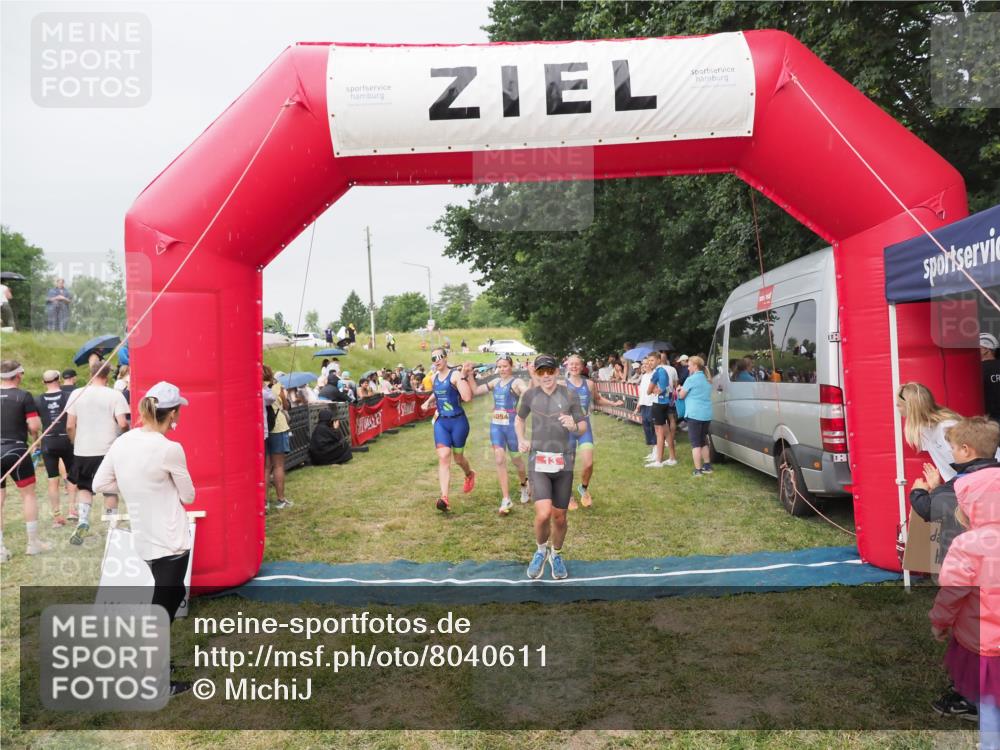 21.06.2025 - 27. Vierlanden-Triathlon MichiJ http://msf.ph/oto/8040611 15.06.2026 13:25:51 Ziel 13, 1053, 1054, 1055 meine-sportfotos.de