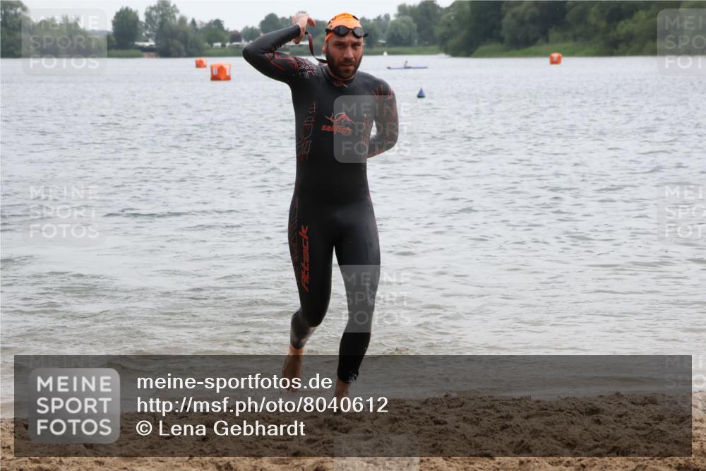 21.06.2025 - 27. Vierlanden-Triathlon Lena Gebhardt http://msf.ph/oto/8040612 15.06.2025 12:56:38 Schwimmen 1099, 1106, 1113, 1122, 1152, 1159 meine-sportfotos.de