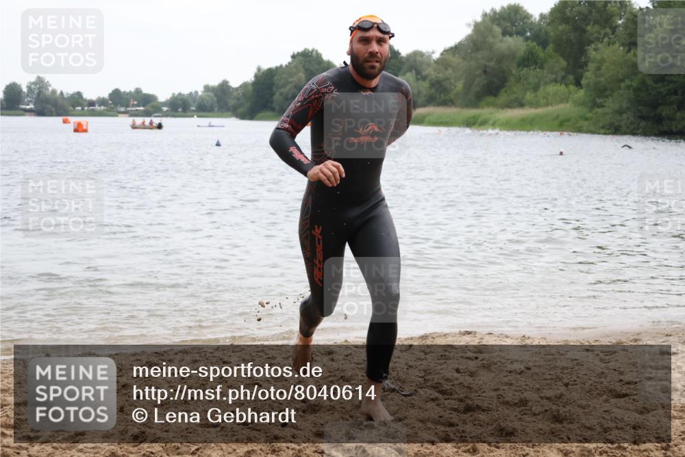 21.06.2025 - 27. Vierlanden-Triathlon Lena Gebhardt http://msf.ph/oto/8040614 15.06.2025 12:56:40 Schwimmen 1099, 1106, 1113, 1122, 1140, 1152, 1160 meine-sportfotos.de
