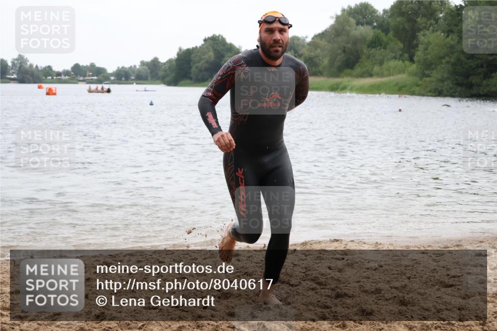 21.06.2025 - 27. Vierlanden-Triathlon Lena Gebhardt http://msf.ph/oto/8040617 15.06.2025 12:56:40 Schwimmen 1099, 1106, 1113, 1122, 1140, 1152, 1160 meine-sportfotos.de
