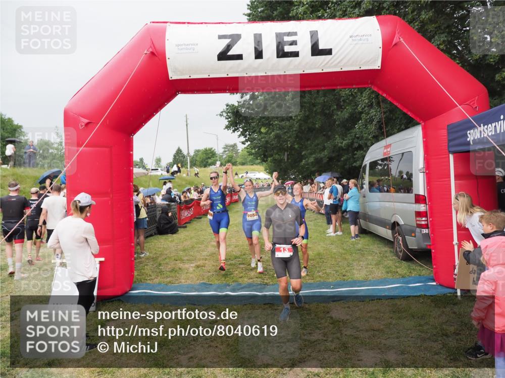 21.06.2025 - 27. Vierlanden-Triathlon MichiJ http://msf.ph/oto/8040619 15.06.2026 13:25:51 Ziel 13, 1053, 1054, 1055 meine-sportfotos.de