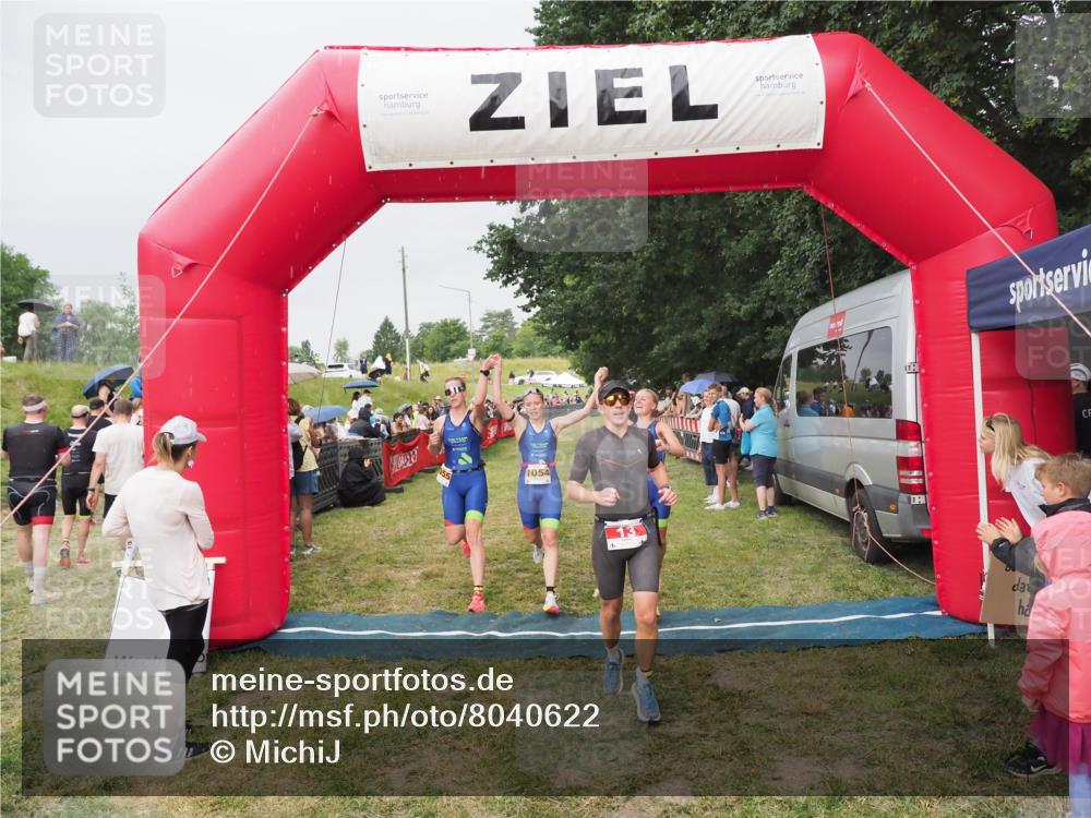 21.06.2025 - 27. Vierlanden-Triathlon MichiJ http://msf.ph/oto/8040622 15.06.2026 13:25:51 Ziel 13, 1053, 1054, 1055 meine-sportfotos.de