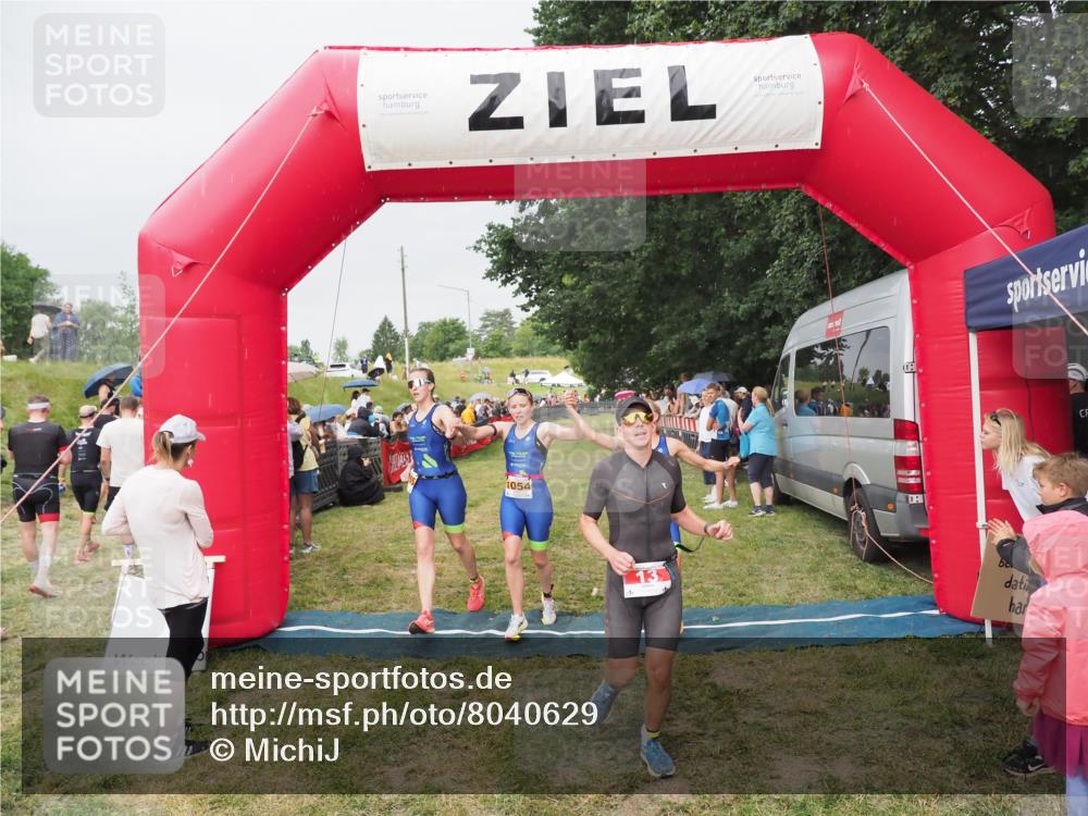 21.06.2025 - 27. Vierlanden-Triathlon MichiJ http://msf.ph/oto/8040629 15.06.2026 13:25:51 Ziel 13, 1053, 1054, 1055 meine-sportfotos.de