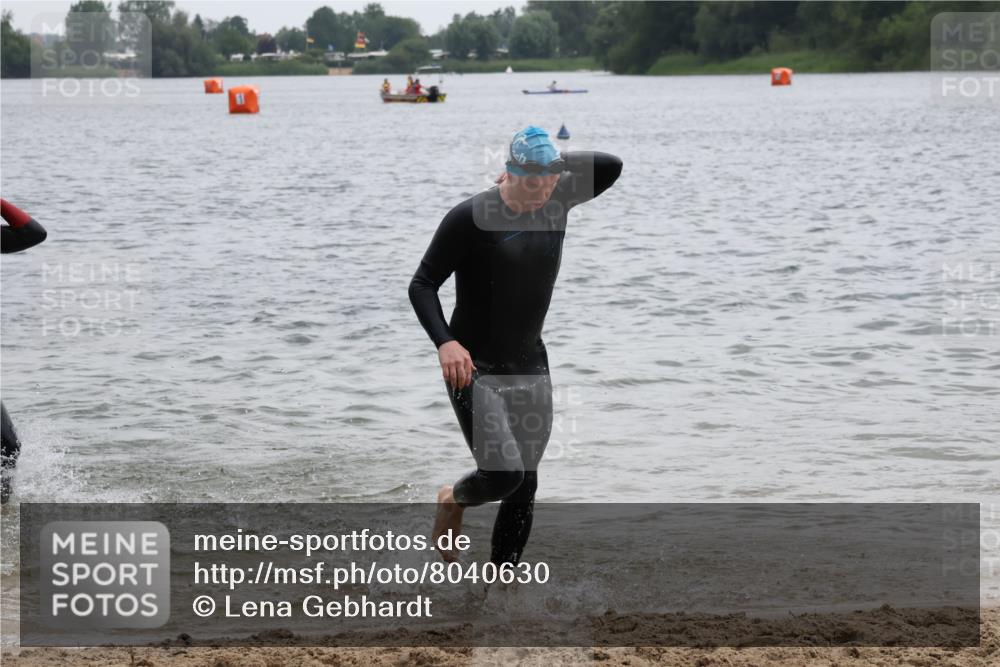 21.06.2025 - 27. Vierlanden-Triathlon Lena Gebhardt http://msf.ph/oto/8040630 15.06.2025 12:56:47 Schwimmen 1113, 1140, 1160, 1163 meine-sportfotos.de