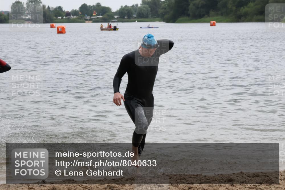 21.06.2025 - 27. Vierlanden-Triathlon Lena Gebhardt http://msf.ph/oto/8040633 15.06.2025 12:56:47 Schwimmen 1113, 1140, 1160, 1163 meine-sportfotos.de