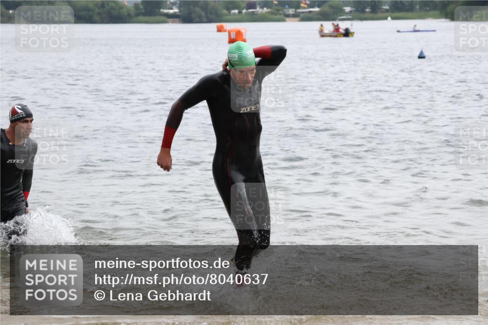 21.06.2025 - 27. Vierlanden-Triathlon Lena Gebhardt http://msf.ph/oto/8040637 15.06.2025 12:56:48 Schwimmen 1113, 1140, 1160, 1163 meine-sportfotos.de