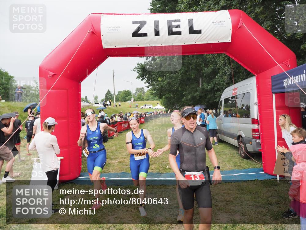 21.06.2025 - 27. Vierlanden-Triathlon MichiJ http://msf.ph/oto/8040643 15.06.2026 13:25:52 Ziel 13, 1053, 1054, 1055 meine-sportfotos.de