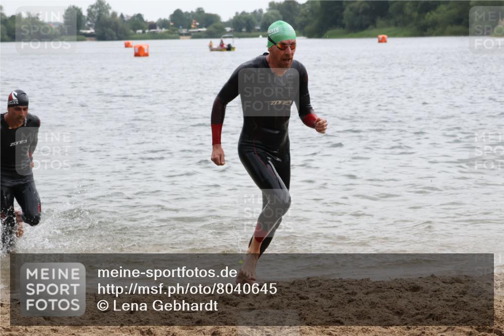 21.06.2025 - 27. Vierlanden-Triathlon Lena Gebhardt http://msf.ph/oto/8040645 15.06.2025 12:56:49 Schwimmen 1113, 1140, 1160, 1163 meine-sportfotos.de