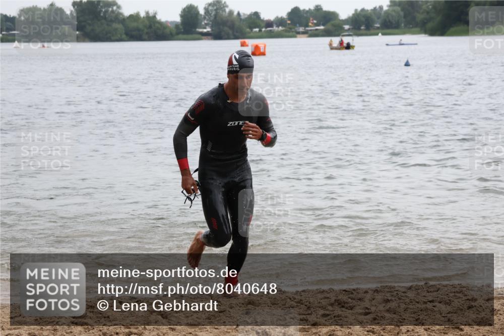 21.06.2025 - 27. Vierlanden-Triathlon Lena Gebhardt http://msf.ph/oto/8040648 15.06.2025 12:56:50 Schwimmen 1140, 1160, 1163 meine-sportfotos.de