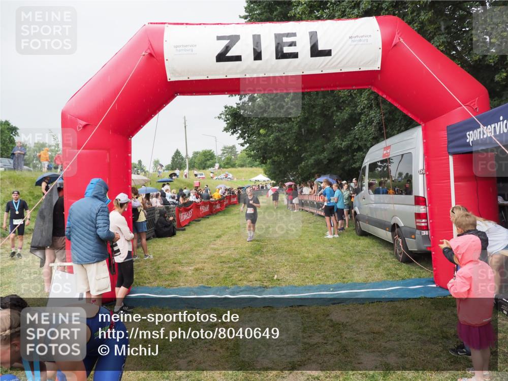 21.06.2025 - 27. Vierlanden-Triathlon MichiJ http://msf.ph/oto/8040649 15.06.2026 13:26:28 Ziel 221 meine-sportfotos.de