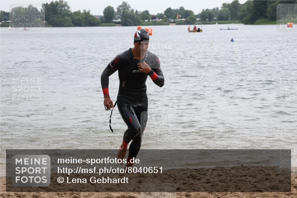 21.06.2025 - 27. Vierlanden-Triathlon Lena Gebhardt http://msf.ph/oto/8040651 15.06.2025 12:56:51 Schwimmen 1140, 1160, 1163 meine-sportfotos.de