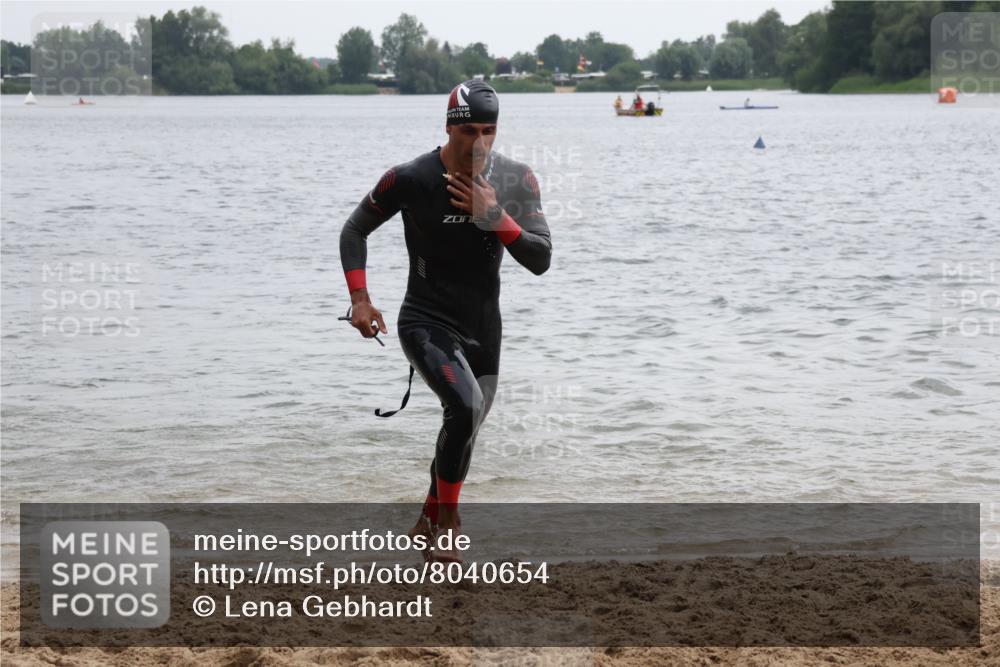 21.06.2025 - 27. Vierlanden-Triathlon Lena Gebhardt http://msf.ph/oto/8040654 15.06.2025 12:56:51 Schwimmen 1140, 1160, 1163 meine-sportfotos.de