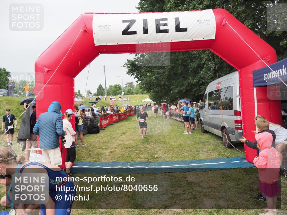 21.06.2025 - 27. Vierlanden-Triathlon MichiJ http://msf.ph/oto/8040656 15.06.2026 13:26:28 Ziel 221 meine-sportfotos.de