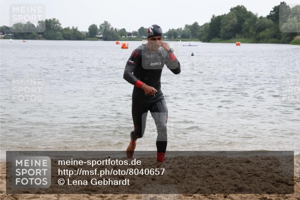 21.06.2025 - 27. Vierlanden-Triathlon Lena Gebhardt http://msf.ph/oto/8040657 15.06.2025 12:56:51 Schwimmen 1140, 1160, 1163 meine-sportfotos.de