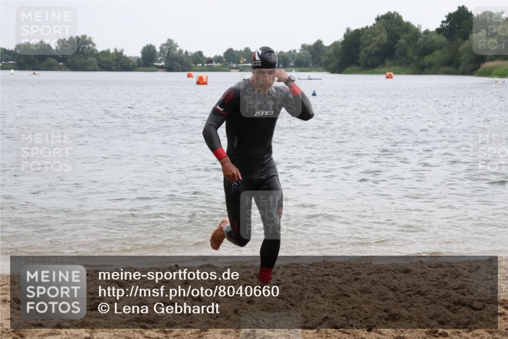 21.06.2025 - 27. Vierlanden-Triathlon Lena Gebhardt http://msf.ph/oto/8040660 15.06.2025 12:56:51 Schwimmen 1140, 1160, 1163 meine-sportfotos.de