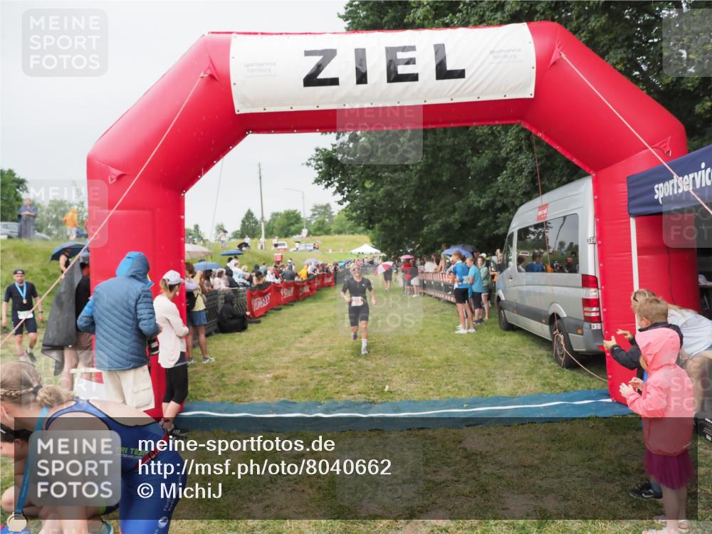 21.06.2025 - 27. Vierlanden-Triathlon MichiJ http://msf.ph/oto/8040662 15.06.2026 13:26:28 Ziel 221 meine-sportfotos.de