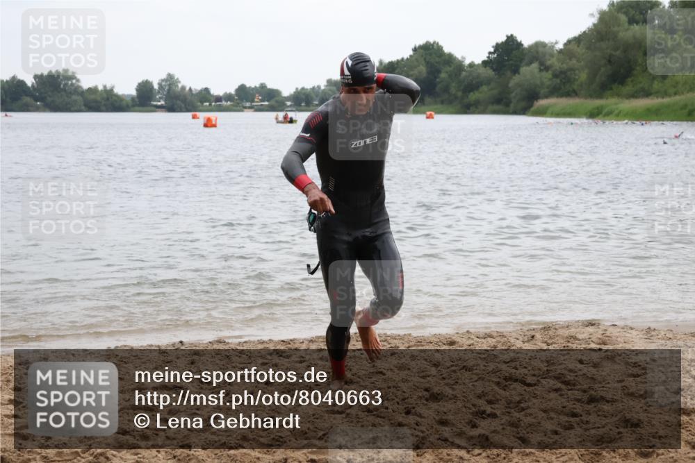 21.06.2025 - 27. Vierlanden-Triathlon Lena Gebhardt http://msf.ph/oto/8040663 15.06.2025 12:56:52 Schwimmen 1140, 1160, 1163 meine-sportfotos.de