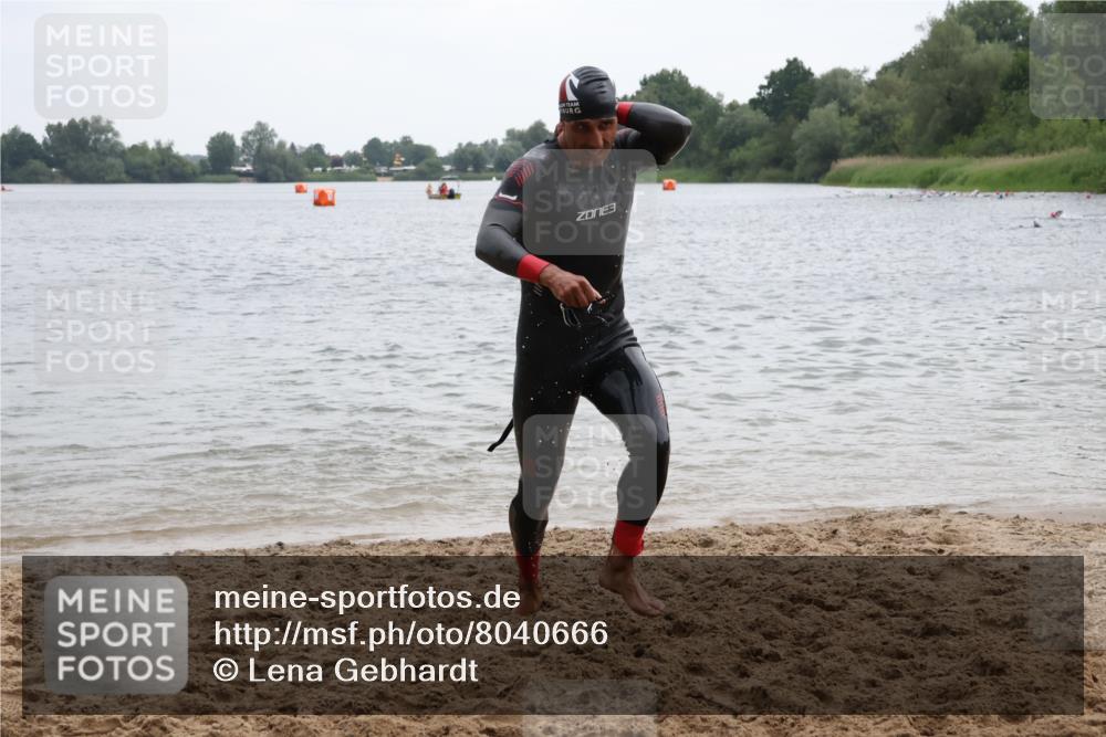 21.06.2025 - 27. Vierlanden-Triathlon Lena Gebhardt http://msf.ph/oto/8040666 15.06.2025 12:56:52 Schwimmen 1140, 1160, 1163 meine-sportfotos.de