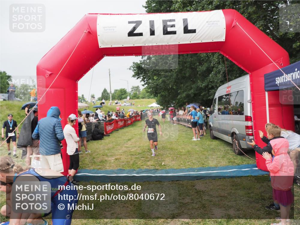21.06.2025 - 27. Vierlanden-Triathlon MichiJ http://msf.ph/oto/8040672 15.06.2026 13:26:29 Ziel 221 meine-sportfotos.de