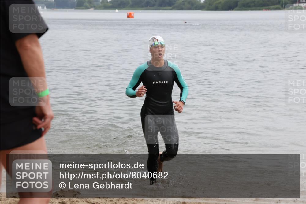 21.06.2025 - 27. Vierlanden-Triathlon Lena Gebhardt http://msf.ph/oto/8040682 15.06.2025 12:57:17 Schwimmen 1109, 1144 meine-sportfotos.de