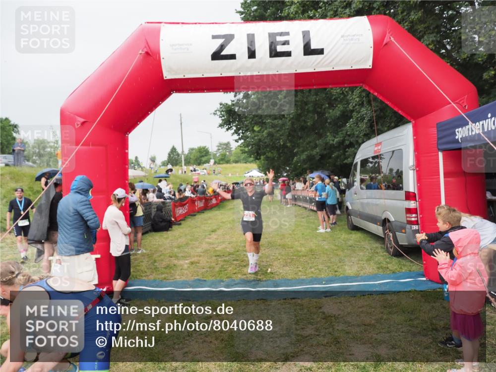 21.06.2025 - 27. Vierlanden-Triathlon MichiJ http://msf.ph/oto/8040688 15.06.2026 13:26:29 Ziel 221 meine-sportfotos.de